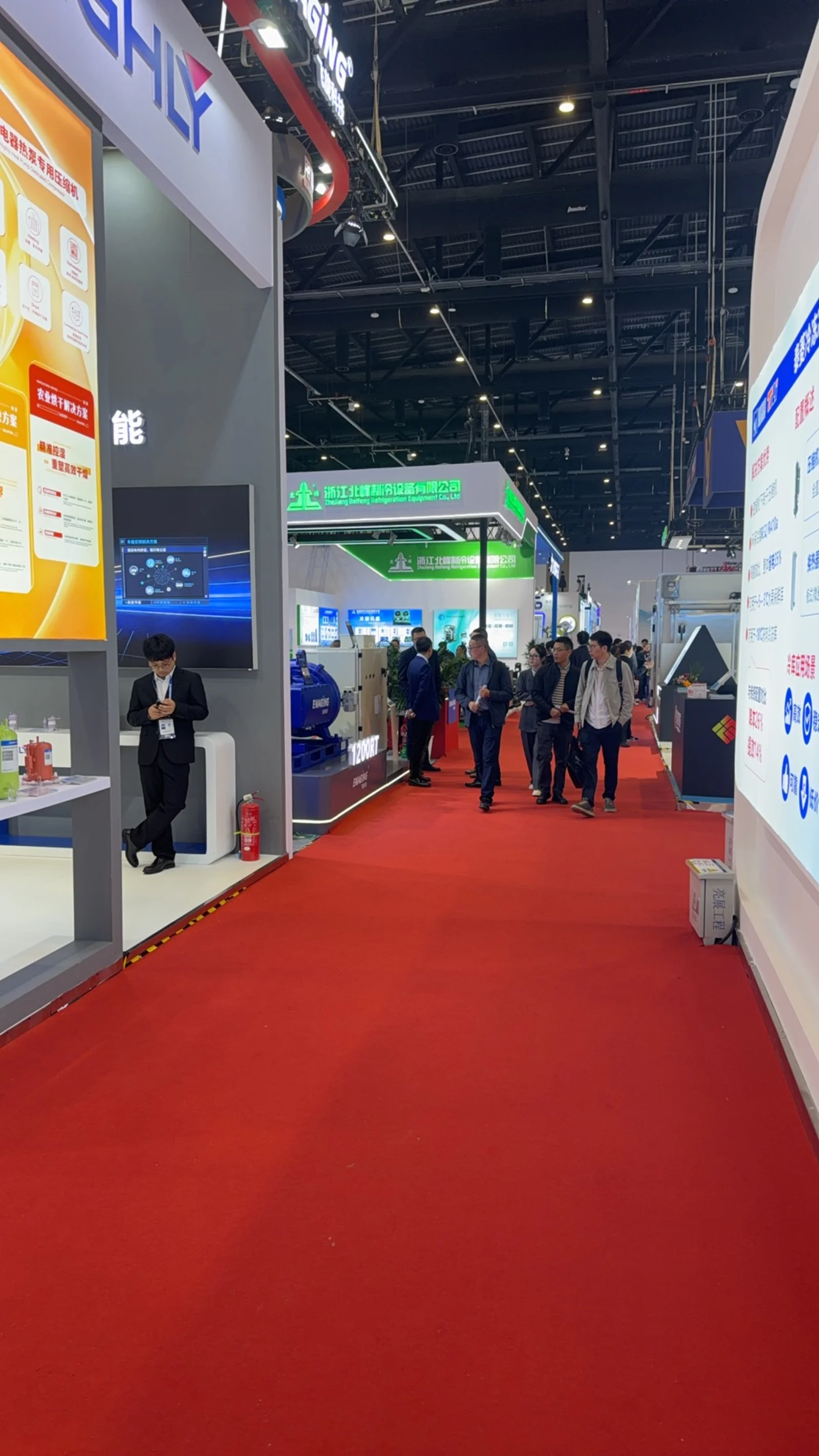 Industrial trade fair aisle in China for supplier discovery