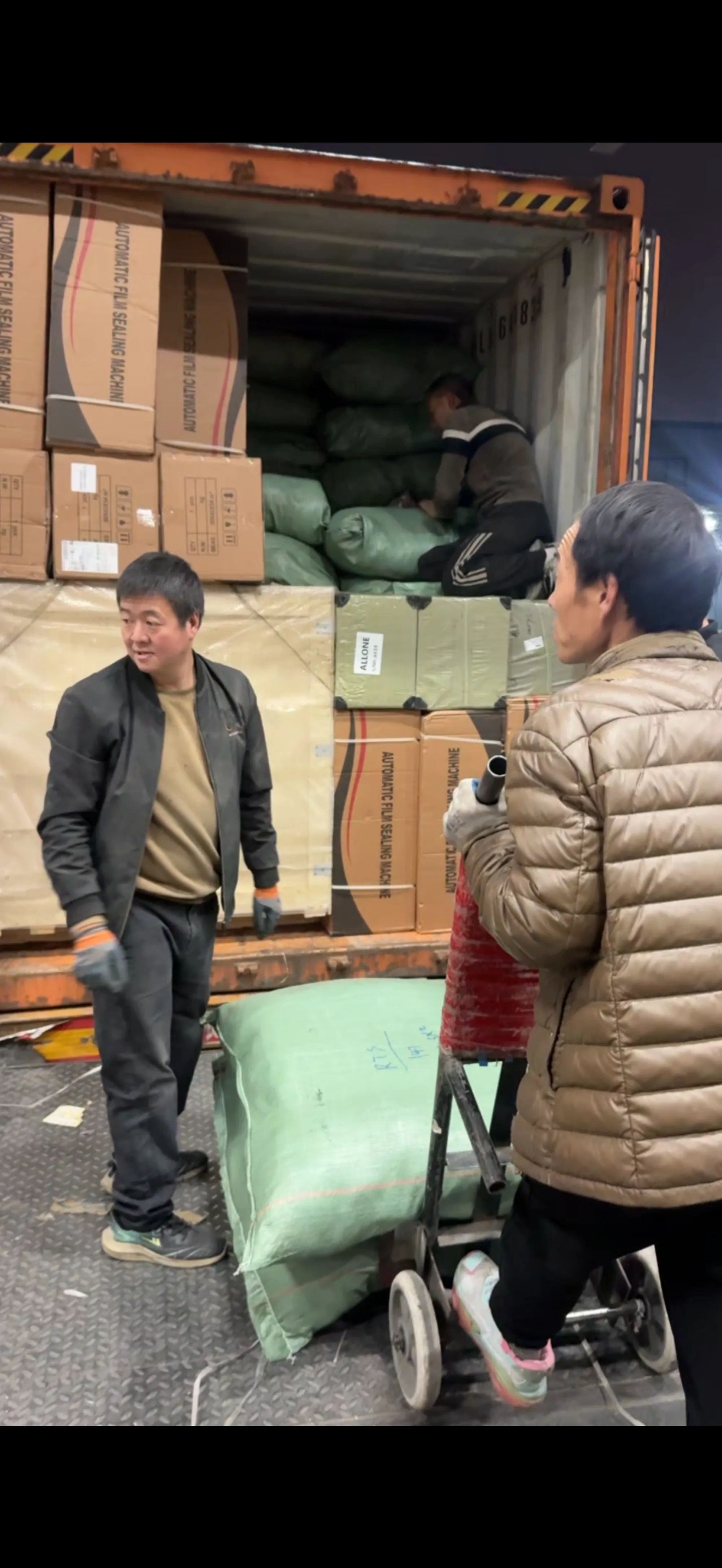 Container loading supervision with cargo being secured for export
